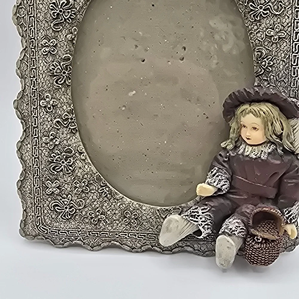 Victorian‎ Style Resin Photo Frame w/3D Girl Doll Figurine And Faux Lace Vintage
